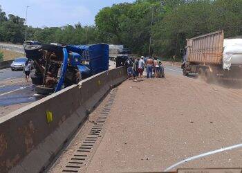 Caminhão tomba na BR-277, próximo ao Castelinho, e passageiro morre no acidente