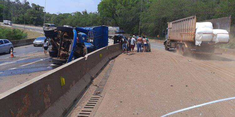 Caminhão tomba na BR-277, próximo ao Castelinho, e passageiro morre no acidente