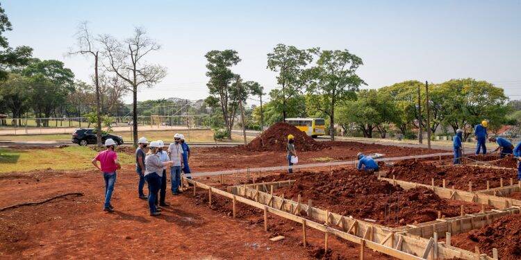 Diretor de Itaipu visita obras em bairros de Foz do Iguaçu