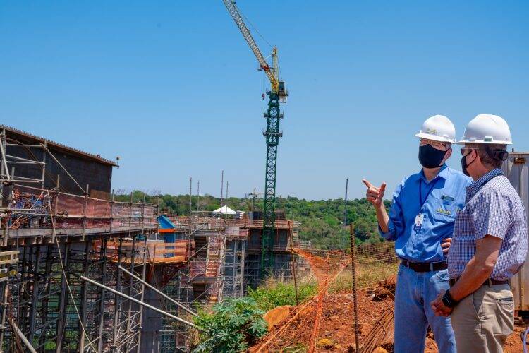 Ponte da Integração ganha primeira estrutura que dará formato de ligação à obra