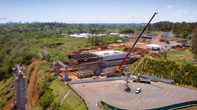 Ponte da Integração ganha primeira estrutura que dará formato de ligação à obra