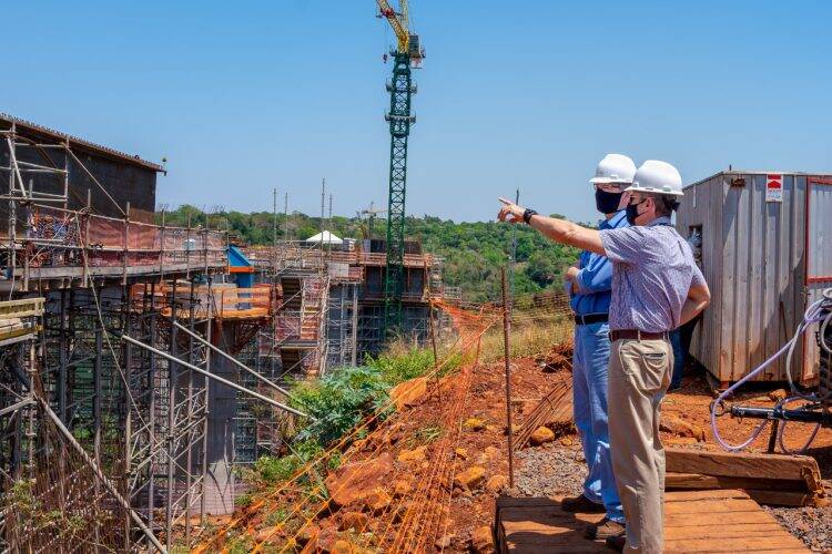 Ponte da Integração ganha primeira estrutura que dará formato de ligação à obra