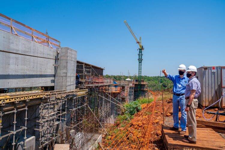 Ponte da Integração ganha primeira estrutura que dará formato de ligação à obra