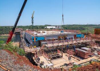 Ponte da Integração ganha primeira estrutura que dará formato de ligação à obra