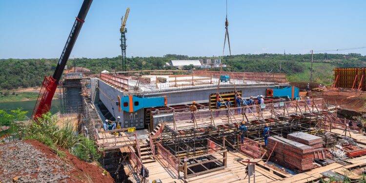 Ponte da Integração ganha primeira estrutura que dará formato de ligação à obra