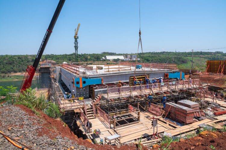 Ponte da Integração ganha primeira estrutura que dará formato de ligação à obra