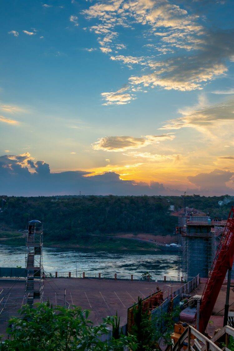 Ponte da Integração ganha primeira estrutura que dará formato de ligação à obra