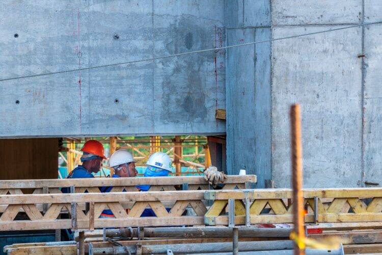 Ponte da Integração ganha primeira estrutura que dará formato de ligação à obra