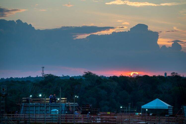 Ponte da Integração ganha primeira estrutura que dará formato de ligação à obra