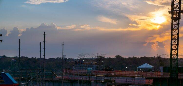 Ponte da Integração ganha primeira estrutura que dará formato de ligação à obra