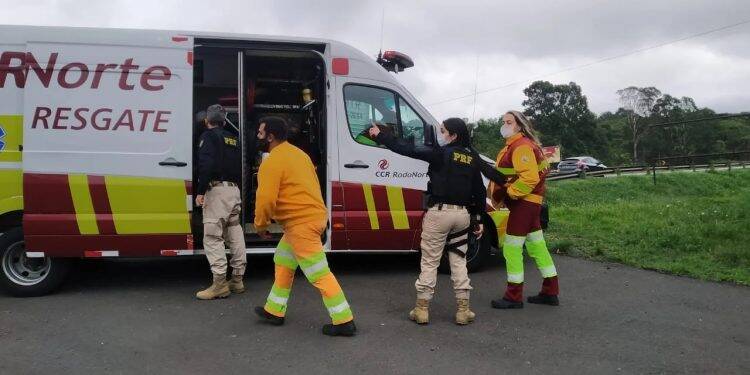 Motorista que trocava pneu de caminhão é baleado na cabeça em assalto na BR-277