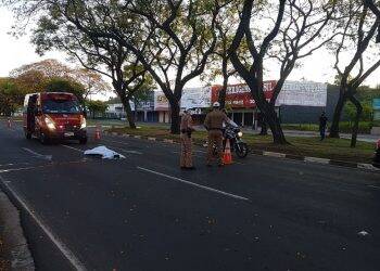 Mulher morre atropelada na Avenida JK e motorista não permanece no local
