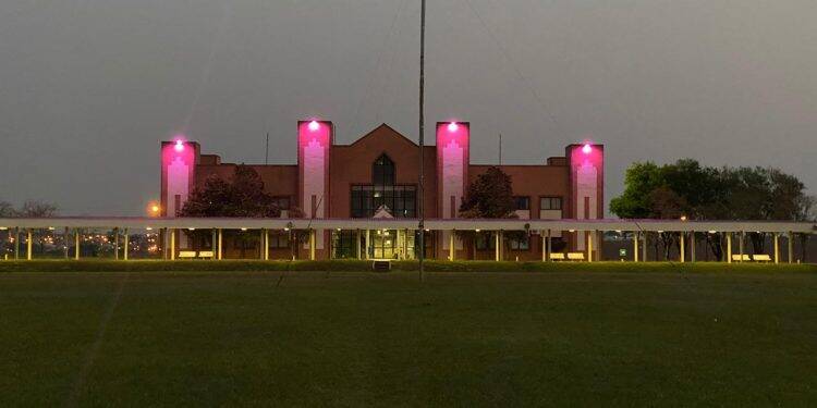 Unioeste Foz do Iguaçu recebe iluminação especial para Outubro Rosa