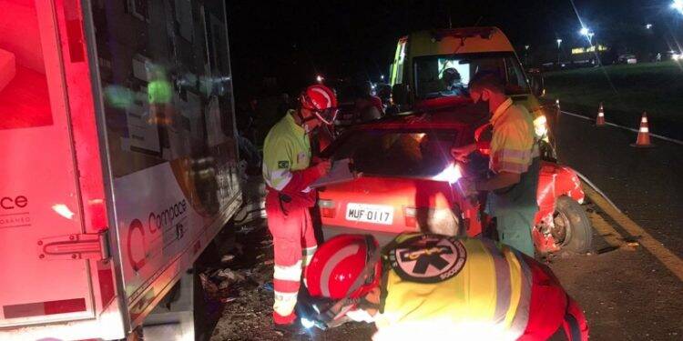 Acidente na BR-277 entre carro e caminhão deixa uma pessoa morta em Matelândia