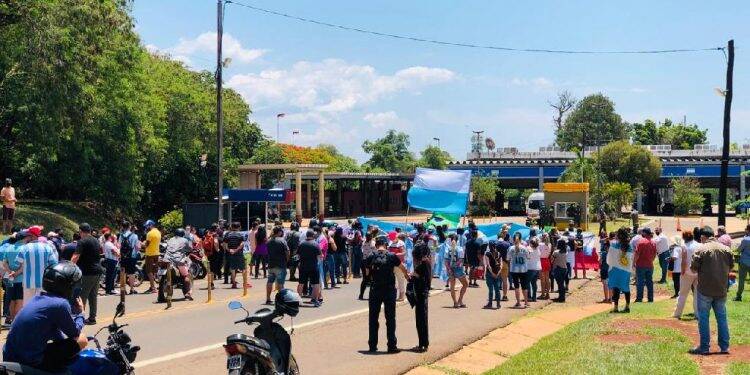 Moradores de Puerto Iguazú protestam por reabertura da fronteira