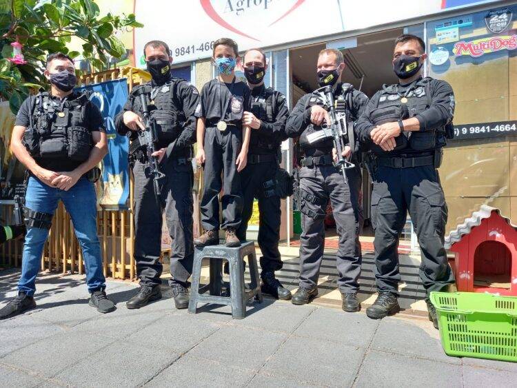 Cascavel: agentes do SOE homenageiam criança protetora dos animais e são homenageados pelo garoto