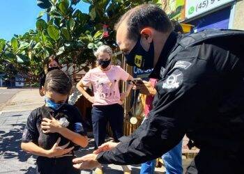 Cascavel: agentes do SOE homenageiam criança protetora dos animais e são homenageados pelo garoto