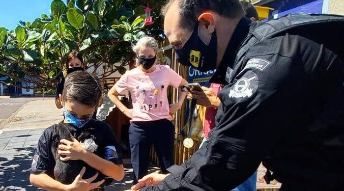 Cascavel: agentes do SOE homenageiam criança protetora dos animais e são homenageados pelo garoto