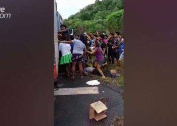 Motorista morre em acidente na BR-277 e indígenas chegam a arrastar corpo para saquear carga