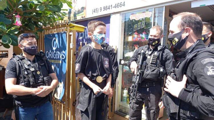 Cascavel: agentes do SOE homenageiam criança protetora dos animais e são homenageados pelo garoto