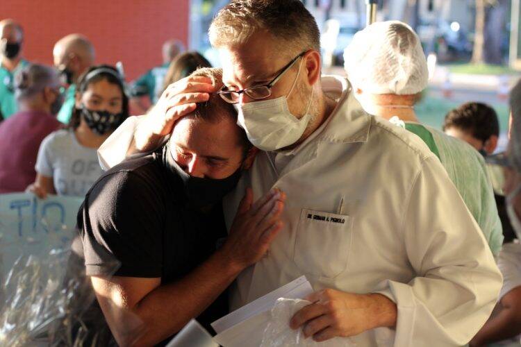 192 motivos para comemorar: Hospital Costa Cavalcanti celebra mais uma alta da covid-19