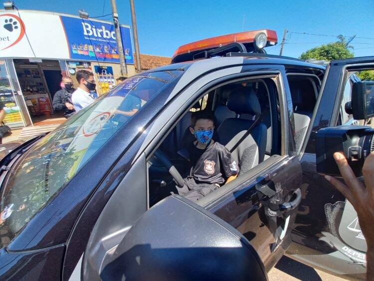 Cascavel: agentes do SOE homenageiam criança protetora dos animais e são homenageados pelo garoto