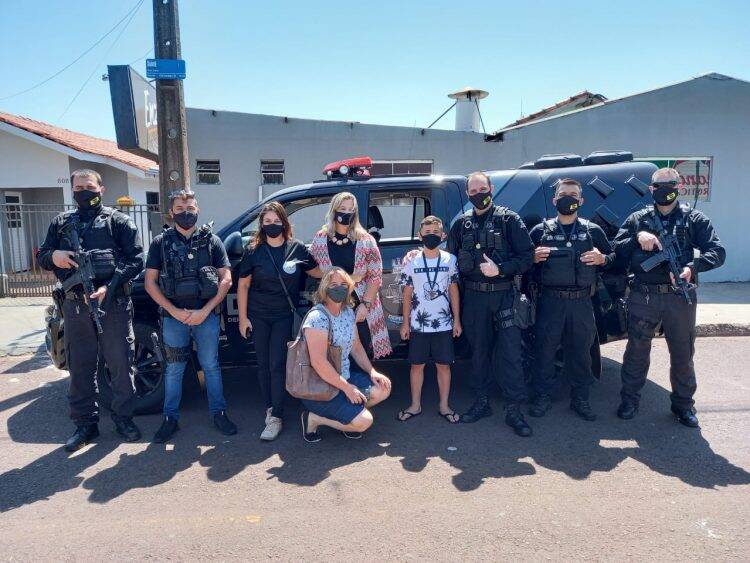 Cascavel: agentes do SOE homenageiam criança protetora dos animais e são homenageados pelo garoto