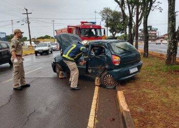 Acidente deixa motorista preso às ferragens