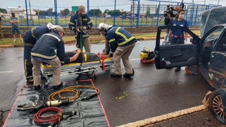 Acidente deixa motorista preso às ferragens