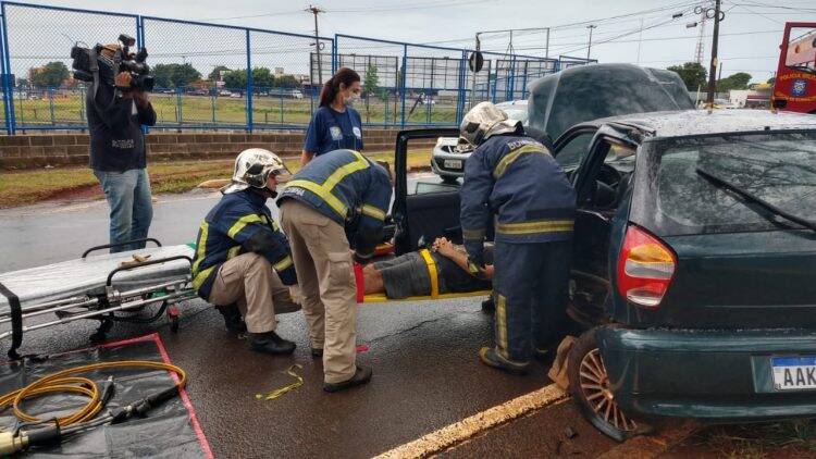 Acidente deixa motorista preso às ferragens