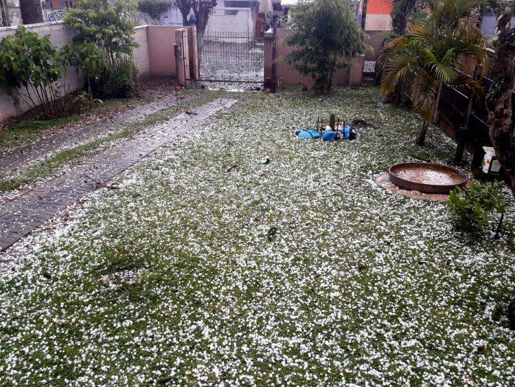 Chuva de granizo causa estragos na grande Curitiba ; confira fotos e vídeos
