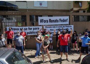 Protesto em Foz pede revogação de edital para seleção de professores temporários