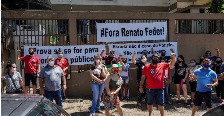 Protesto em Foz pede revogação de edital para seleção de professores temporários