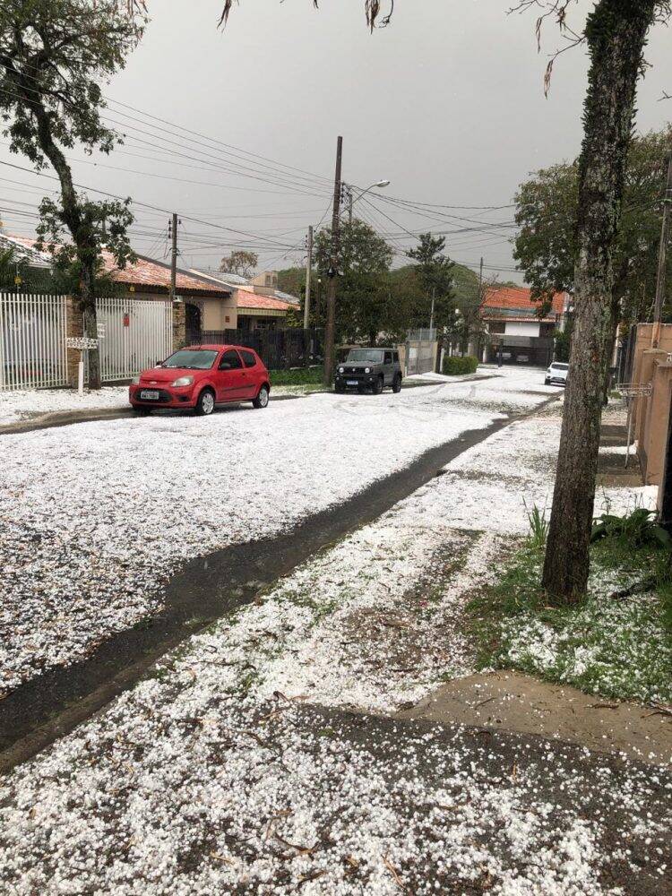 Chuva de granizo causa estragos na grande Curitiba ; confira fotos e vídeos