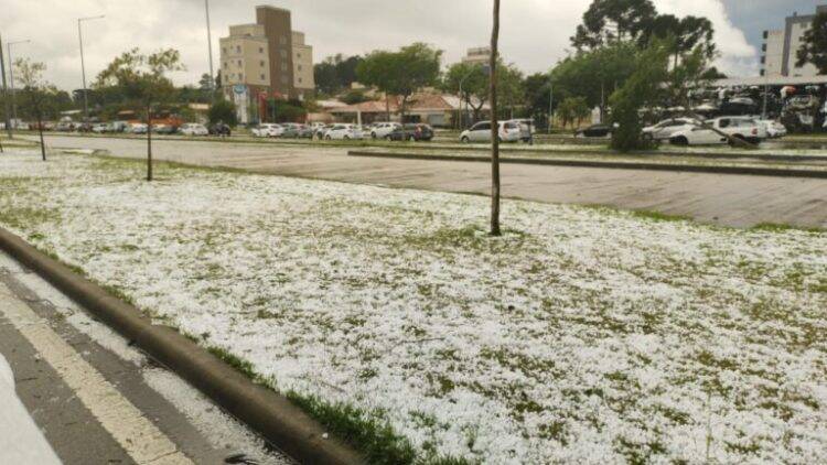 Chuva de granizo causa estragos na grande Curitiba ; confira fotos e vídeos