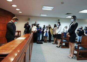 Paraguai concede pela primeira vez título de advogada a uma mulher trans