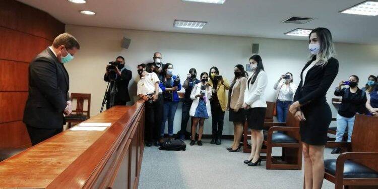Paraguai concede pela primeira vez título de advogada a uma mulher trans