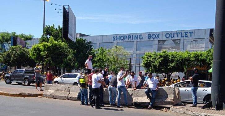 Taxistas paraguaios querem cortar caminho para cruzar a Ponte da Amizade