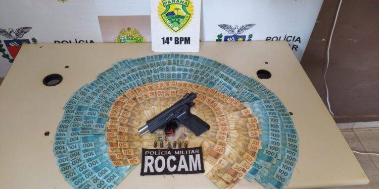Homem é preso com arma e mais de 20 mil reais na Favela do Monsenhor