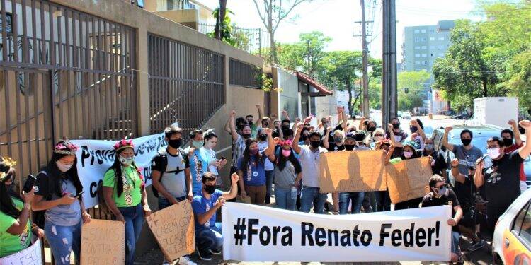 Educadores protestam no NRE de Foz contra critérios excludentes para seleção de servidores temporários