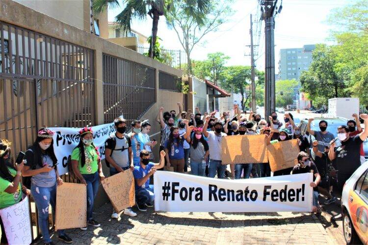 Educadores protestam no NRE de Foz contra critérios excludentes para seleção de servidores temporários