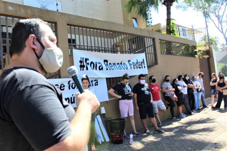 Educadores protestam no NRE de Foz contra critérios excludentes para seleção de servidores temporários