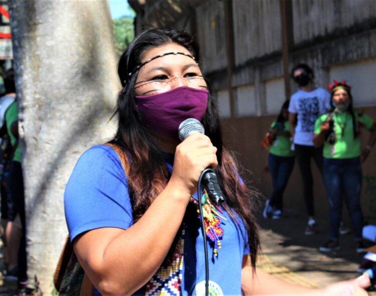 Educadores protestam no NRE de Foz contra critérios excludentes para seleção de servidores temporários