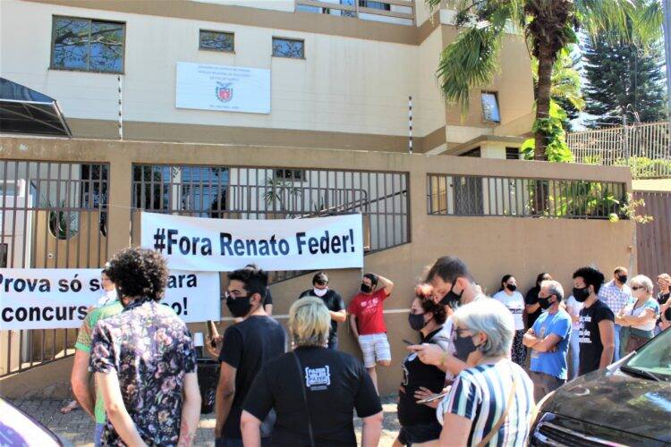 Educadores protestam no NRE de Foz contra critérios excludentes para seleção de servidores temporários