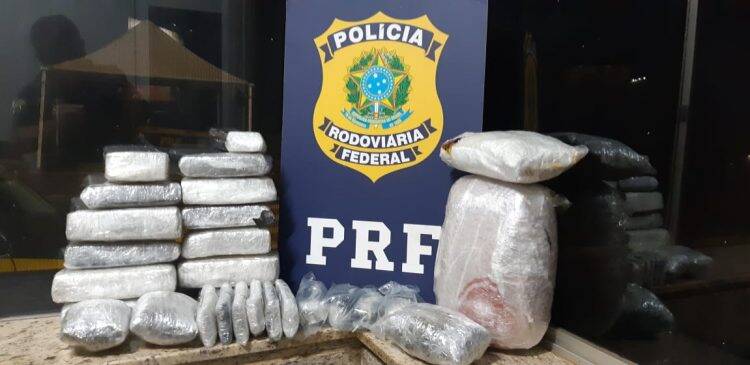 PRF apreende veículo carregado com maconha, skunk e haxixe.