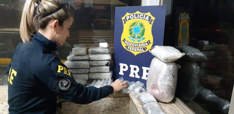 PRF apreende veículo carregado com maconha, skunk e haxixe.