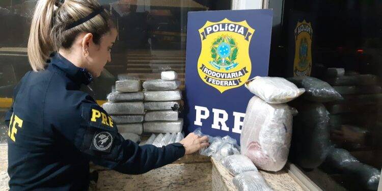 PRF apreende veículo carregado com maconha, skunk e haxixe.