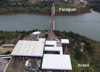 Cruze de caminhões na Aduana da Ponte da Amizade bate recorde histórico
