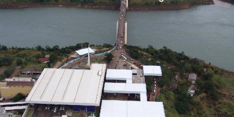 Cruze de caminhões na Aduana da Ponte da Amizade bate recorde histórico