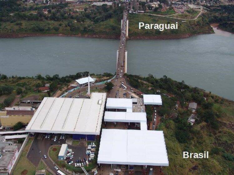 Cruze de caminhões na Aduana da Ponte da Amizade bate recorde histórico